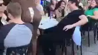 سمراء بشعر طويل تتحمس أثناء جنس عنيف