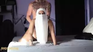 فتاة محجبة تتعرض لهيمنة قاسية في الإباحية