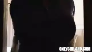 دواسة نحو المتعة: جلسة مقص مبللة لسارة وأرابيل