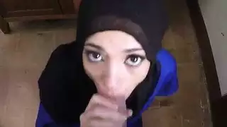 الفتاة العربية بينيلوب في فيلم إباحي لمص قضيب عنيف مقابل مال الرسوم