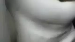 بورن صديقة عذراء: تمديد فتحاتها الضيقة لأول مرة