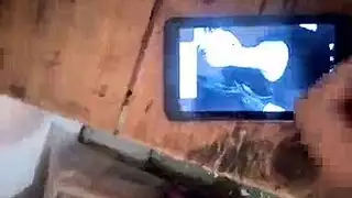 مراهقة مفلس ، آني ترتدي فستانًا أسود من شبكة صيد السمك بينما تأخذ قضيبًا أسودًا كبيرًا في عمق بوسها