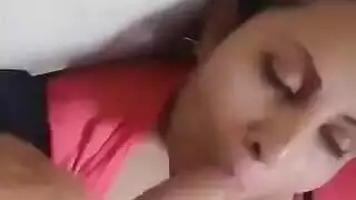 مص محترف للقضيب من قبل نجمة إباحية مغرية