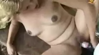 قضيب الحصان يملأ فرج فتاة مطلقة حركة سادية