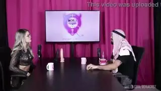 نجمة إباحية سمراء تحصل على لعق فرجها العصيري قبل أن تركب قضيبًا عربيًا