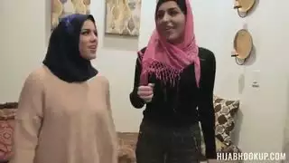 جنس شرجي صريح: المراهقة المسلمة وصديقاتها العربيات يُدمرن بواسطة قضيب أسود كبير