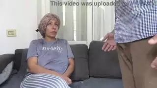 خادمة تنظيف تركية لا تخاف عندما يطلب منها جندي أمريكي تنظيف قضيبه الكبير