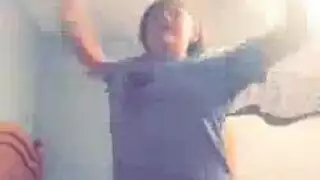 فتاة مراهقة مفلسة تُضرب بقوة