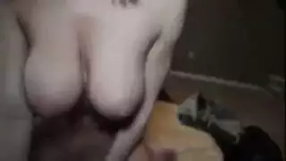 فتاة مفلسة تمارس جنسًا مثيرًا بقوة أمام المدفأة