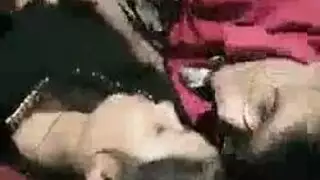 فتاة مثيرة هي ركوب ديك صديقها بينما يحاول تسجيل مقطع فيديو لها