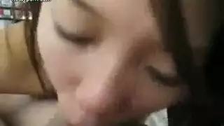 جنس آسيوي حماسي: ركوب وتقبيل في مشهد إباحي