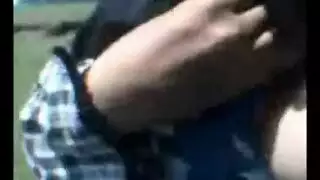 رجال يبوس بنت في الشارع و اصحاب بصورة في هند