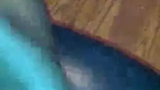 فتاة سمراء كبيرة الصدر تحصل على قذف هائل على وجهها