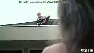 اختي الصغيرة تغريني في الحديقة