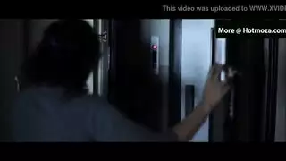 ابن يهيج على امه في الغرفة