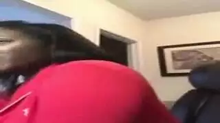 تبلغ النشوة بشدة في سراويل داخلية وردية ضيقة أمام المرآة