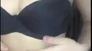 عارية في الحمام، تبلغ ذروتها بقوة من اللعب الذاتي