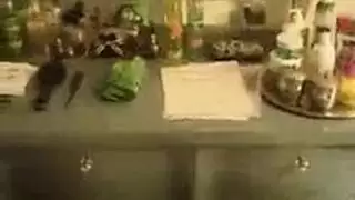 هي تحلم باللسان، لكنها تُدَك بدلاً من ذلك