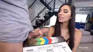  جيانا ديور: حفلة جنس منفردة لمراهقة تنتهي ببلل شديد