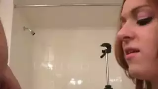 شفاه متشابكة، ثم ملفوفة حول عمود نابض