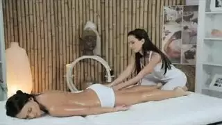 كل شيء عن الأثداء: ثنائي مثي في لعبة ثدي شغوفة