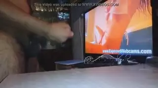 بلوندية شفاهها حلوة ترتدي نظارات تأخذ قضيبين صلبين في غرفة المعيشة