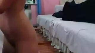 سارة تفتح ساقيها على مصراعيهما: لا سراويل داخلية، فقط فرج ودسار للمتعة